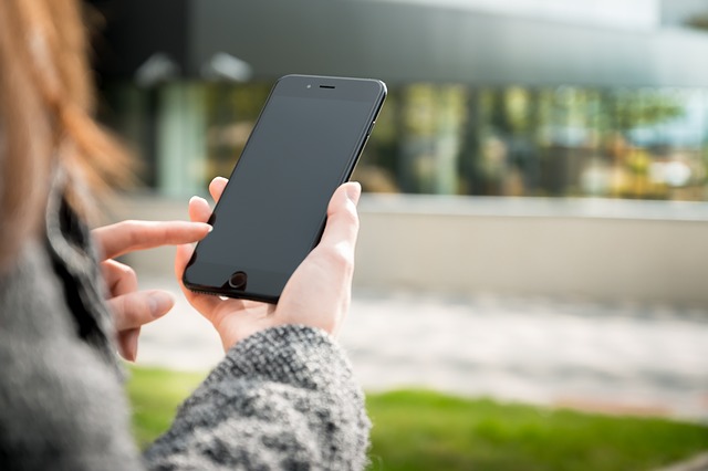 Frau hält Handy in der Hand